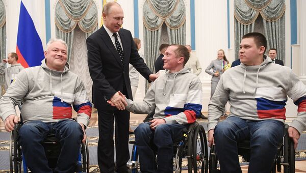 Президент РФ Владимир Путин во время встречи с российскими спортсменами – победителями и призёрами XII Паралимпийских зимних игр в Пхёнчхане. 20 марта 2018