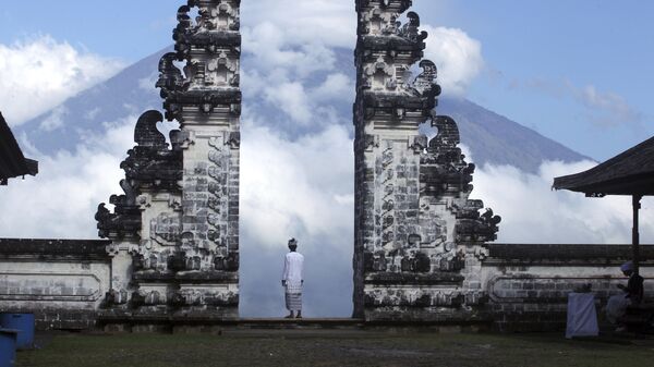 Вид на вулкан Агунг со стороны храма Пура Лухур Лемпуянг на Бали, Индонезия