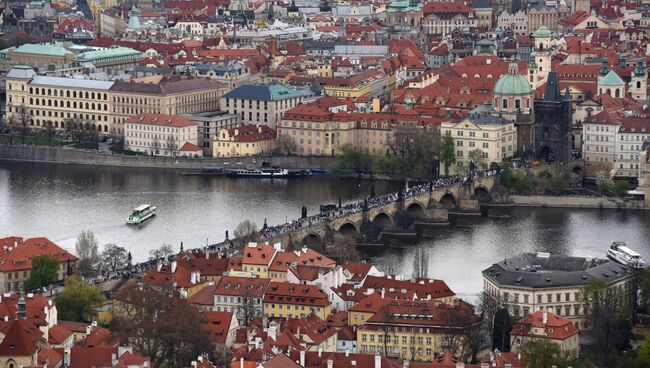 Карлов мост через реку Влтава в историческом районе Праги. Архивное фото