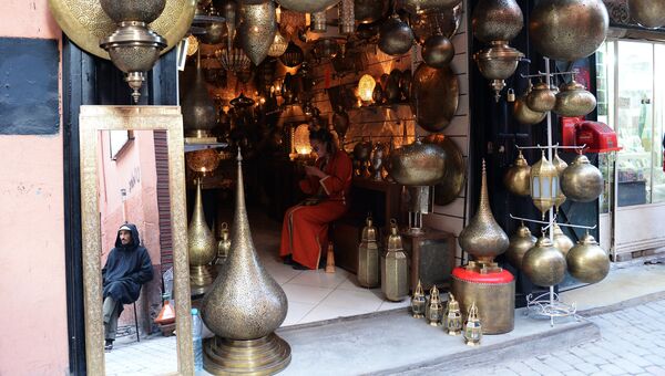 Продажа ламп на рынке в квартале Медина в Марракеше