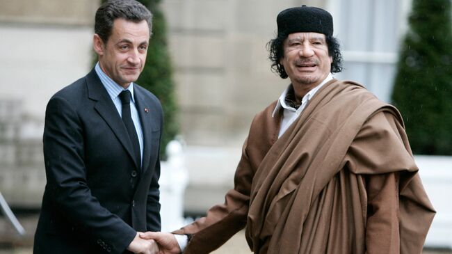 Николя Саркози и Муаммар Каддафи. Архивное фото