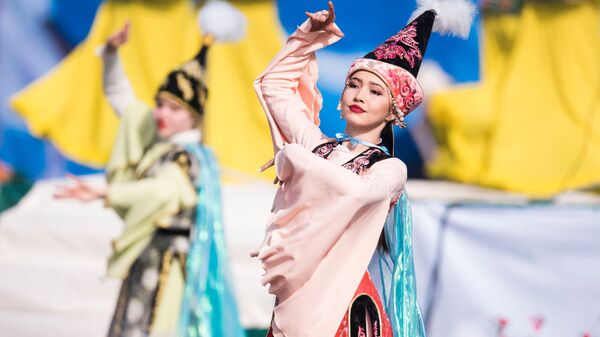 Девушки в народных костюмах на праздновании Навруза в Бишкеке, Киргизия