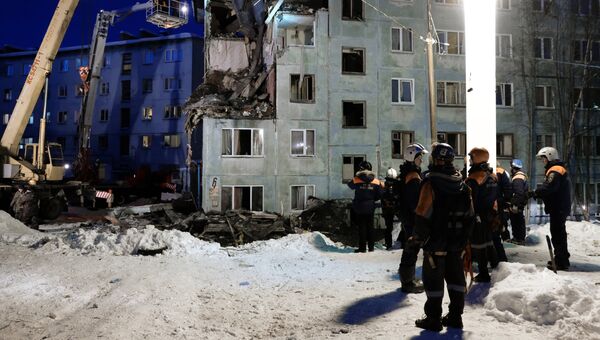 Сотрудники МЧС ведут поисково-спасательные работы на месте взрыва бытового газа в многоквартирном жилом доме на улице Свердлова в Мурманске. 20 марта 2018