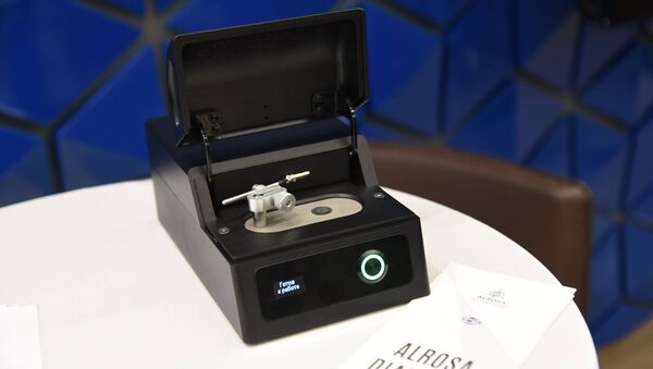 Группа Алроса продемонстрировала серийный детектор для проверки подлинности бриллиантов. 20 марта 2018