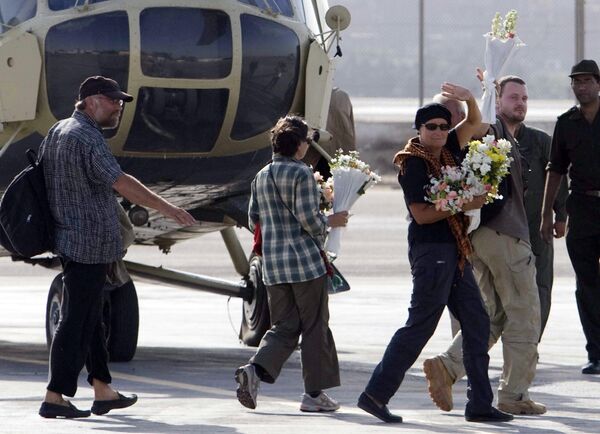 Туристы из Европы и восемь египтян, проведшие десять дней в заложниках у боевиков, на военном аэродроме Каира