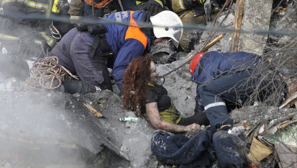 Спасатели МЧС РФ достают из-под завалов потерпевшую, пострадавшую в результате взрыва бытового газа в многоквартирном жилом доме на улице Свердлова в Мурманске. 20 марта 2018
