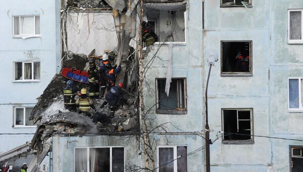 Спасатели МЧС РФ ликвидируют последствия взрыва бытового газа в многоквартирном жилом доме на улице Свердлова в Мурманске. 20 марта 2018