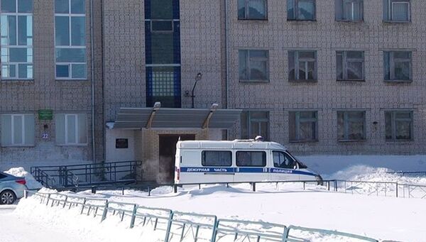 Автомобиль полиции у здания школы №15 в Шадринске
