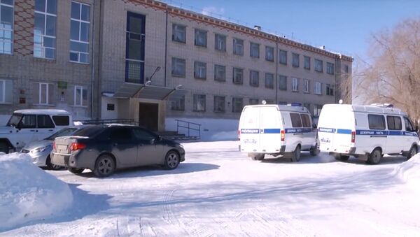Автомобили полиции у здания школы №15 в городе Шадринск