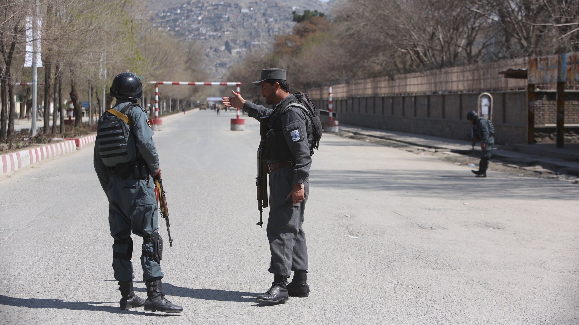 Полиция патрулирует улицы после теракта перед университетом в Кабуле. 21 марта 2018 - РИА Новости, 1920, 18.10.2020