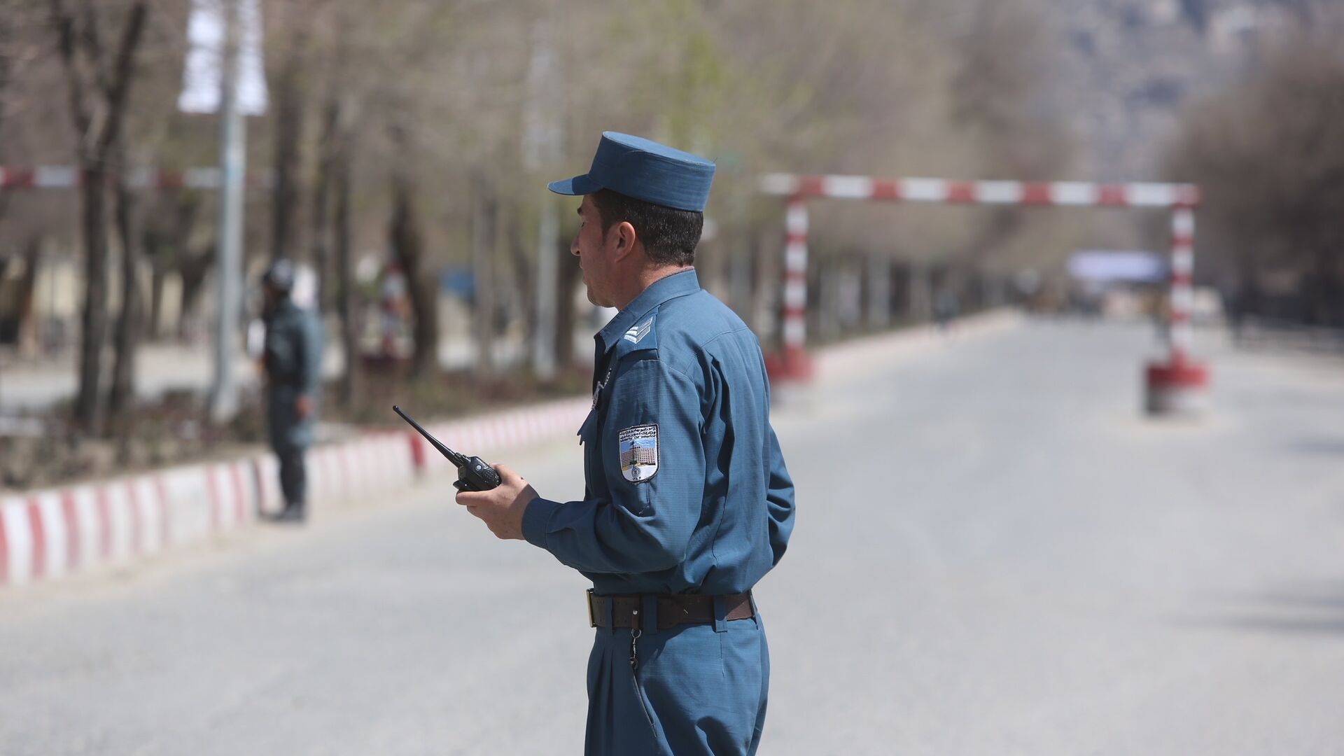 Полиция патрулирует улицы после теракта перед университетом в Кабуле. 21 марта 2018 - РИА Новости, 1920, 10.04.2021