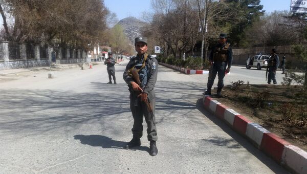 Полицейские на месте взрыва в Кабуле, Афганистан. 21 марта 2018