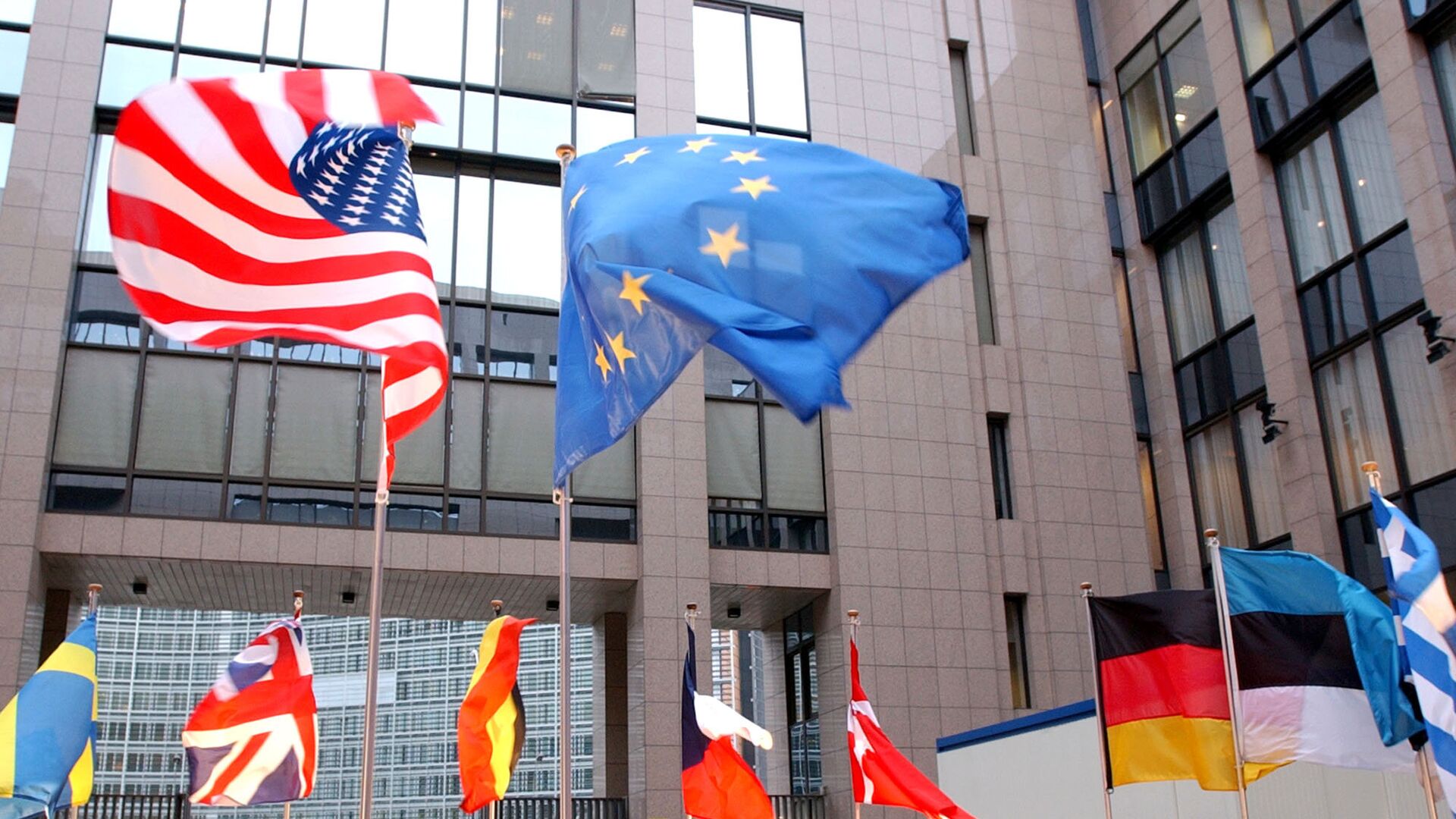 Флаги ЕС и США на здании Европейского парламента в Брюсселе  - РИА Новости, 1920, 17.09.2020