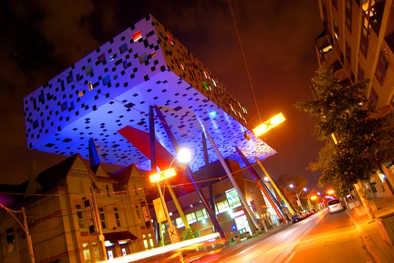 Здание OCAD в Торонто Здание OCAD в Торонто