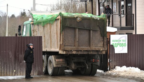 Машина с мусором въезжает на полигон твердых бытовых отходов Ядрово в Московской области