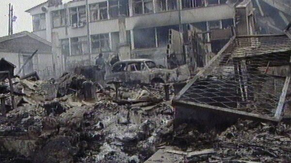 Полицейские казармы в Приштине утром после бомбардировки НАТО. 29 марта 1999 года