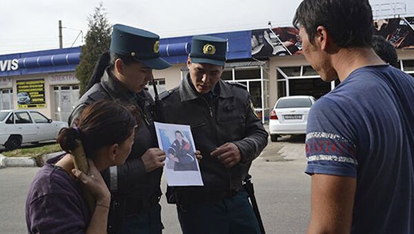Сотрудники ГУВД Ташкента помогают потерявшемуся россиянину вернуться домой