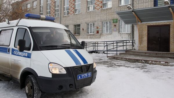 Автомобиль полиции у школы № 15 города Шадринска, в которой 13-летняя ученица открыла стрельбу из пневматического пистолета. 21 марта 2018