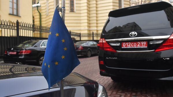 Флаг Европейского союза на автомобиле одного из послов у здания МИД РФ