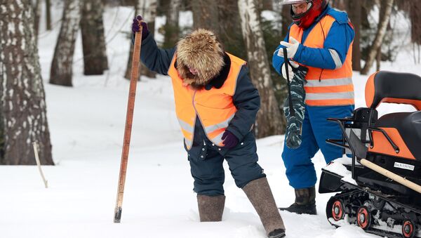 Сотрудники АО Мосводоканал измеряют количество снега на Истринском водохранилище