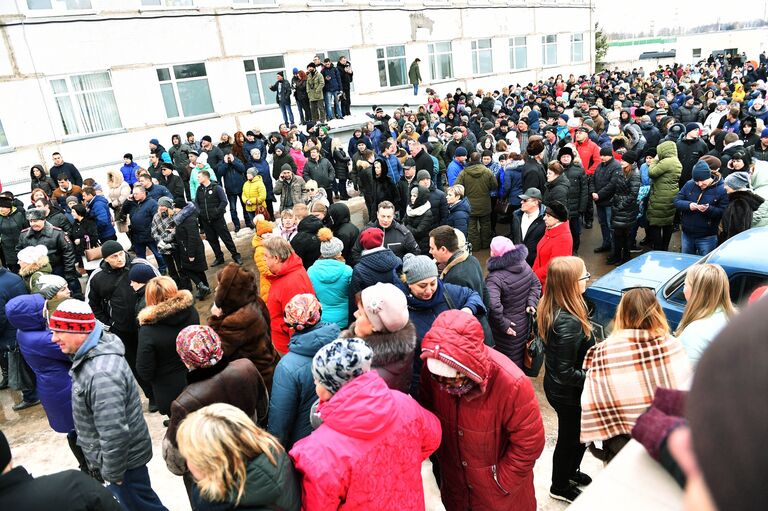 Местные жители у Центральной районной больницы Волоколамска, куда жители обращались в связи с ухудшением самочувствия. 21 марта 2018 Местные жители у Центральной районной больницы Волоколамска, куда жители обращались в связи с ухудшением самочувствия. 21 марта 2018
