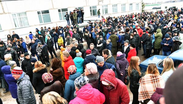 Местные жители у Центральной районной больницы Волоколамска, куда жители обращались в связи с ухудшением самочувствия. 21 марта 2018