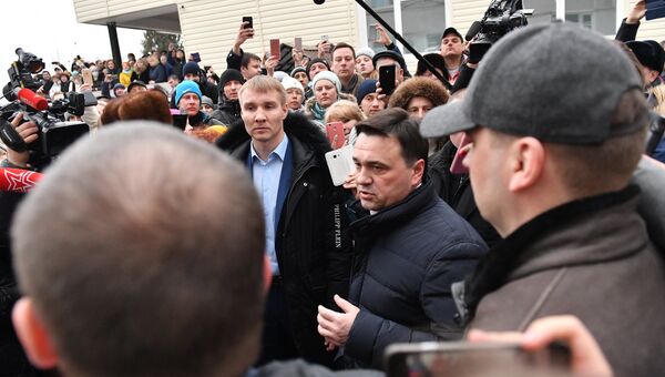 Губернатор Московской области Андрей Воробьев разговаривает с местными жителями у Центральной районной больницы Волоколамска. 21 марта 2018