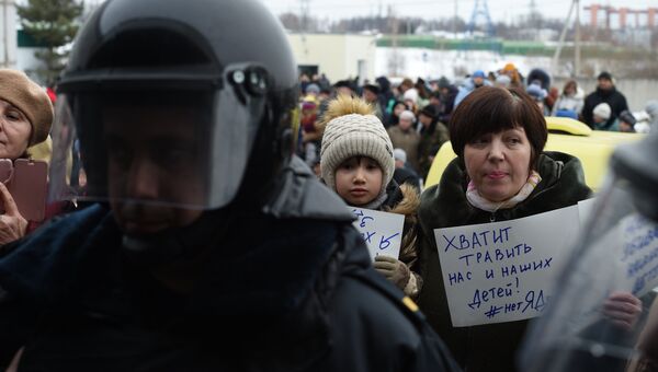 Жительница Волоколамска с плакатами протестуют у здания центральной районной больницы