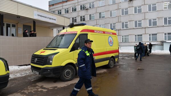 Автомобиль возле здания Центральной районной больницы в Волоколамске