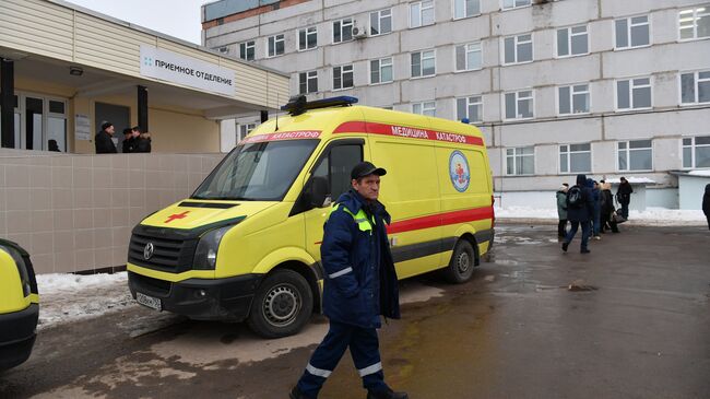 Автомобиль возле здания Центральной районной больницы в Волоколамске. Архивное фото