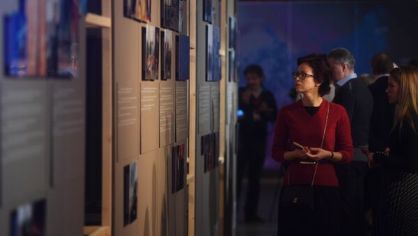 Посетители знакомятся с экспозицией на открытии выставки фотографий Best of Russia в центре современного искусства Винзавод в Москве
