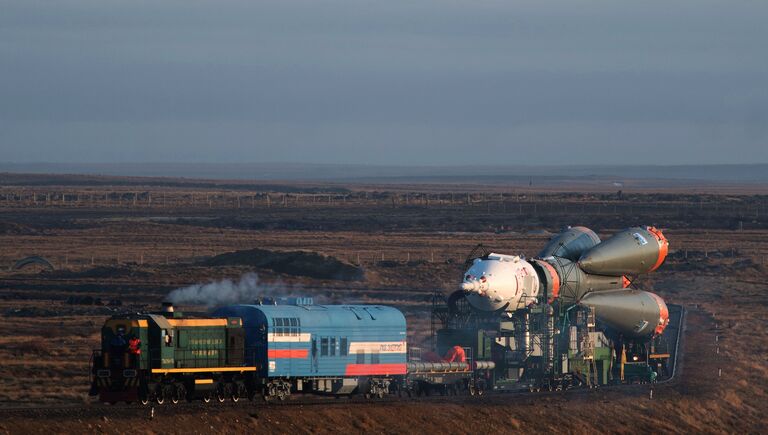 Вывоз ракеты-носителя Союз-ФГ c транспортным пилотируемым кораблем Союз МС-08 на стартовую площадку космодрома Байконур