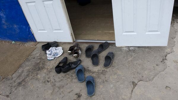 Обувь у двери места жительства мигрантов