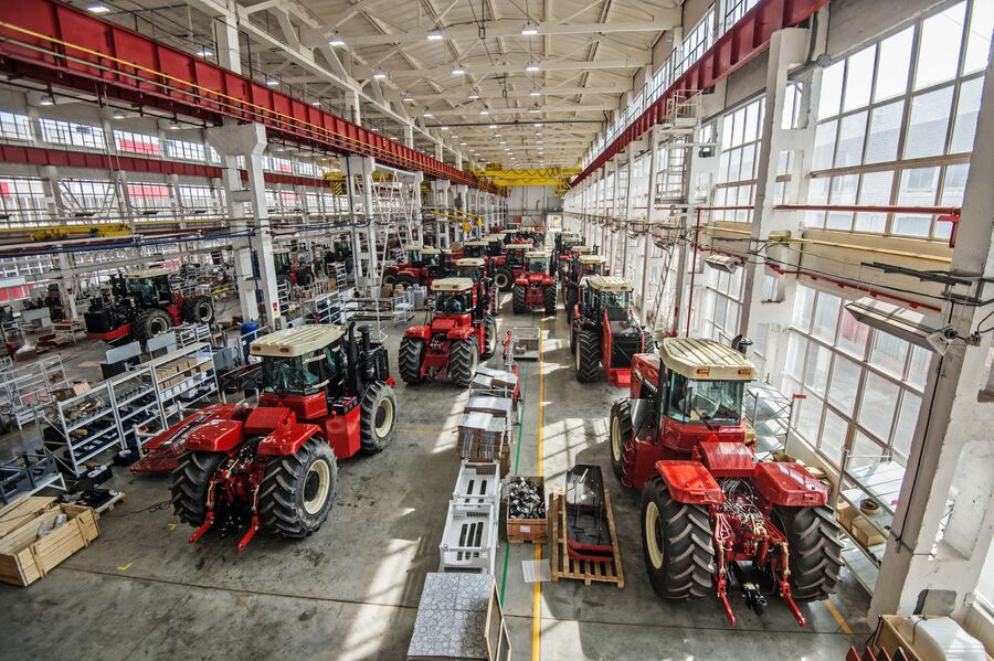 Цех сборки тракторов на производственной площадке компании Ростсельмаш в Ростове-на-Дону