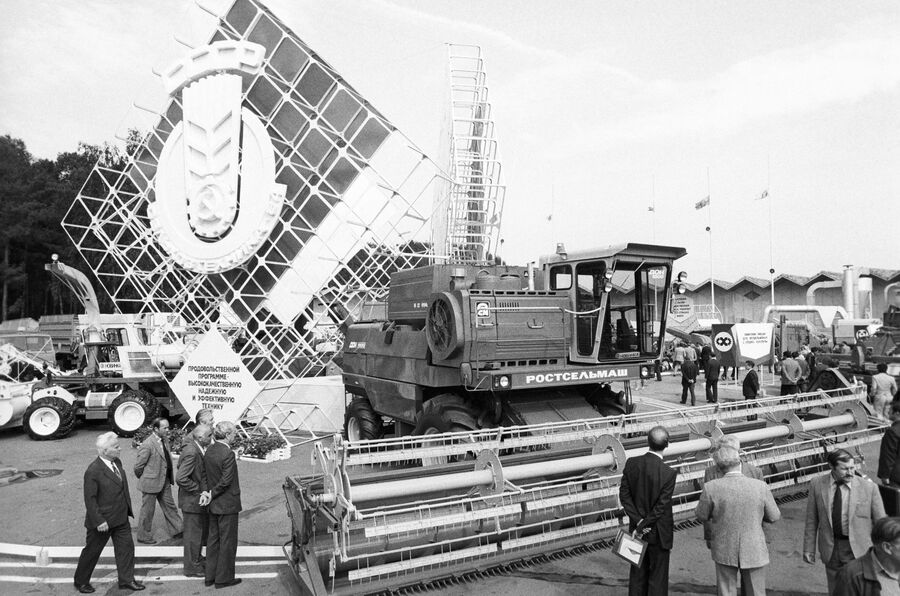 На международной выставке Сельхозтехника-84 в парке Сокольники. Экспозиция Советского Союза