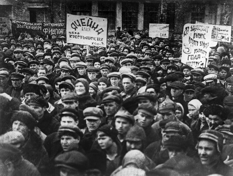 Митинг рабочих завода Ростсельмаш, посвященный постановлению Совнаркома СССР о выпуске Займа третьей пятилетки