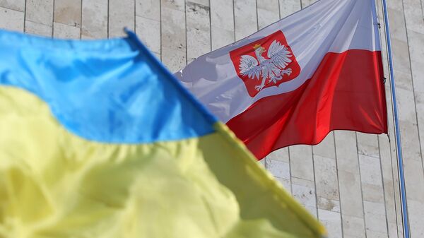 Государственные флаги Украины и Польши у посольства Польши в Киеве. Архивное фото