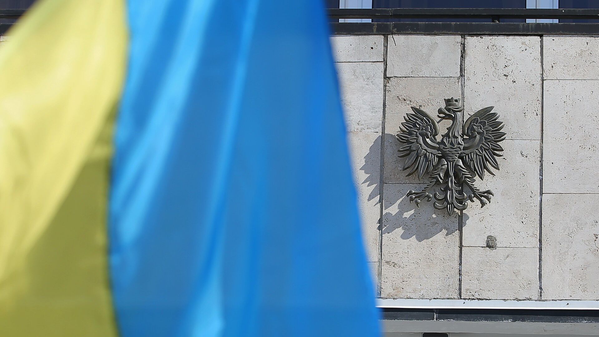 Государственный флаг Украины у посольства Польши в Киеве. 22 марта 2018 - РИА Новости, 1920, 25.08.2021