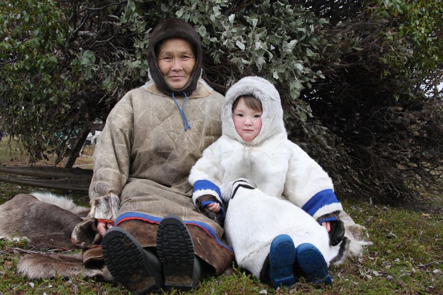 Ненка с внучкой на полуострове Канин, Ненецкий автономный округ