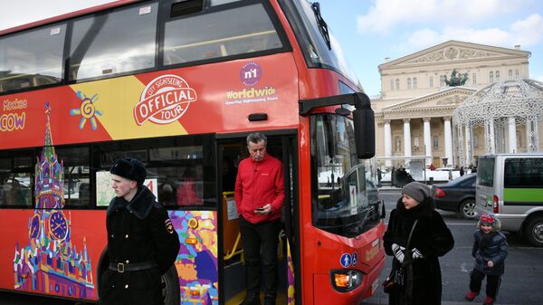 Экскурсионный автобус в Театральном проезде в Москве.