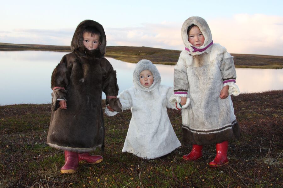 Ненецкие дети в традиционной одежде, полуостров Канин, Ненецкий автономный округ