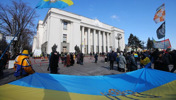 Участники акции у здания Верховной рады в Киеве. 22 марта 2018