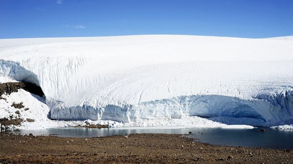 Ледник на берегу Антарктического полуострова