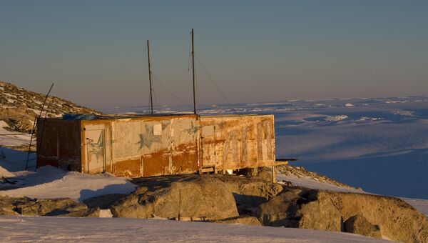 Российская станция Ленинградская на южном побережье Антарктиды