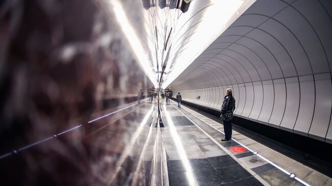 Пассажиры на станции метро Московского метрополитена. архивное фото