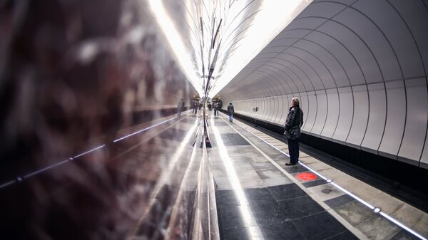 Пассажиры на станции метро Московского метрополитена. Архивное фото
