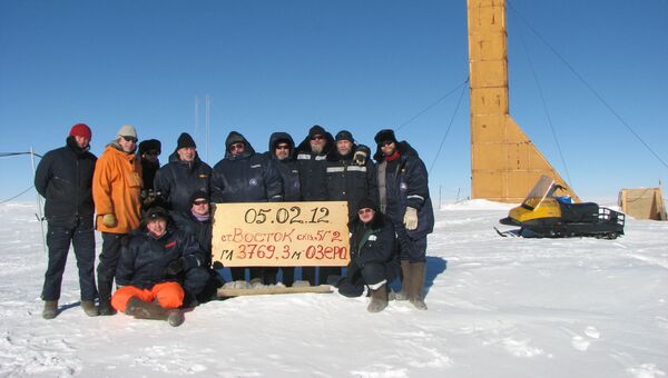Станция Восток, Антарктида. Экспедиция на фоне буровой вышки 5Г