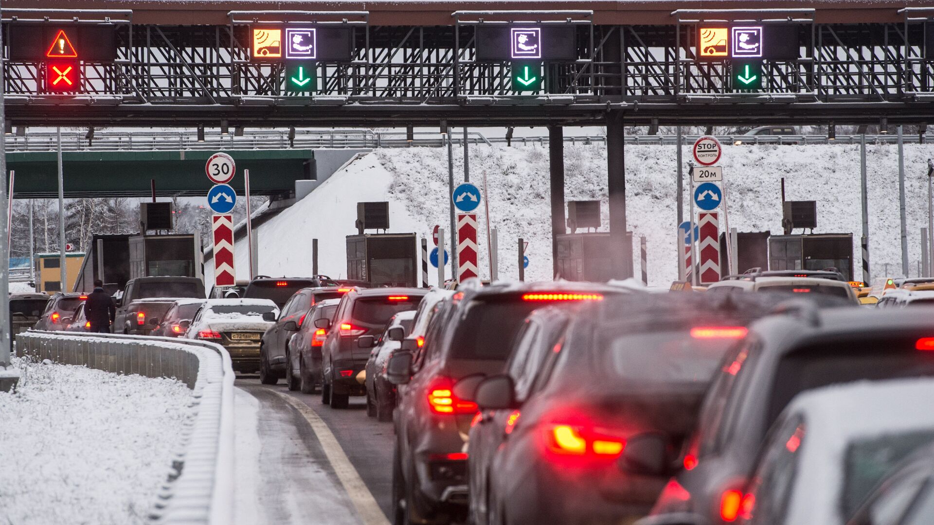 Автомобили на пункте оплаты проезда платного участка автомобильной дороги М-11 Москва - Санкт-Петербург - РИА Новости, 1920, 05.03.2019