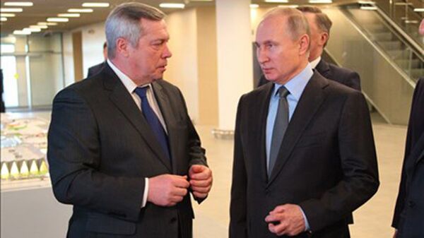 Владимир Путин и губернатор Ростовской области Василий Голубев во время встречи