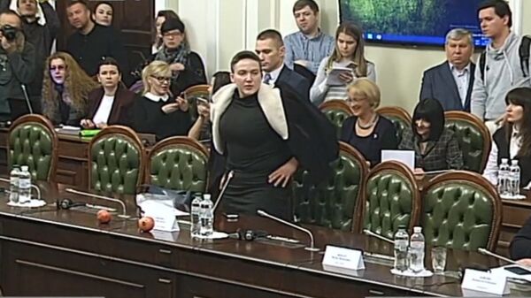Надежда Савченко в Раде показала, какие гранаты были у нее в сумке Надежда Савченко в Раде показала, какие гранаты были у нее в сумке